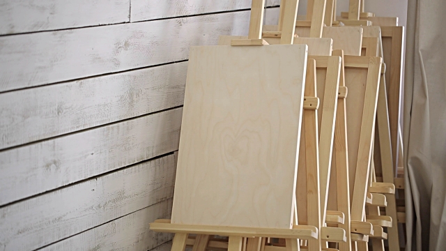 WOODEN EASEL STAND